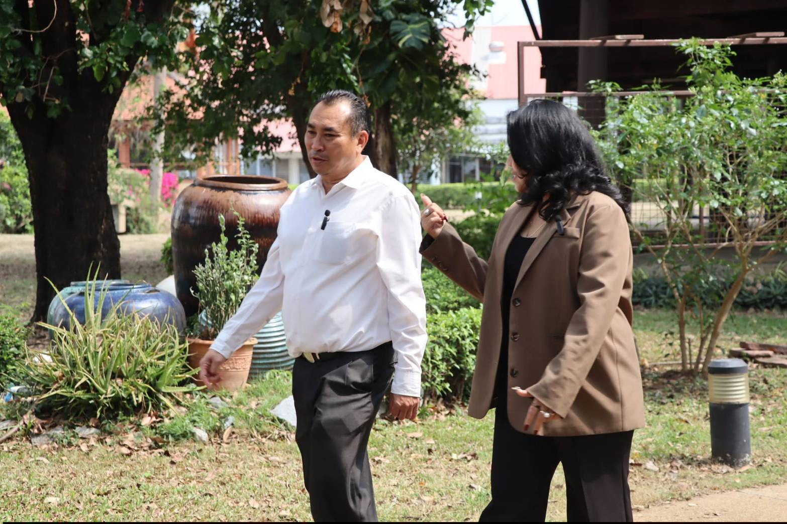 title - นายอำเภอบางไทร และคณะผู้บริหารท้องถิ่น ลงพื้นที่เยี่ยมชมสถานที่ภายใน ศูนย์ส่งเสริมและพัฒนาอาชีพเสริมนอกภาคการเกษตร (ศูนย์ศิลปาชีพบางไทรฯ (เดิม)) และแผนกฝึกอบรมทั้ง 12 แผนก